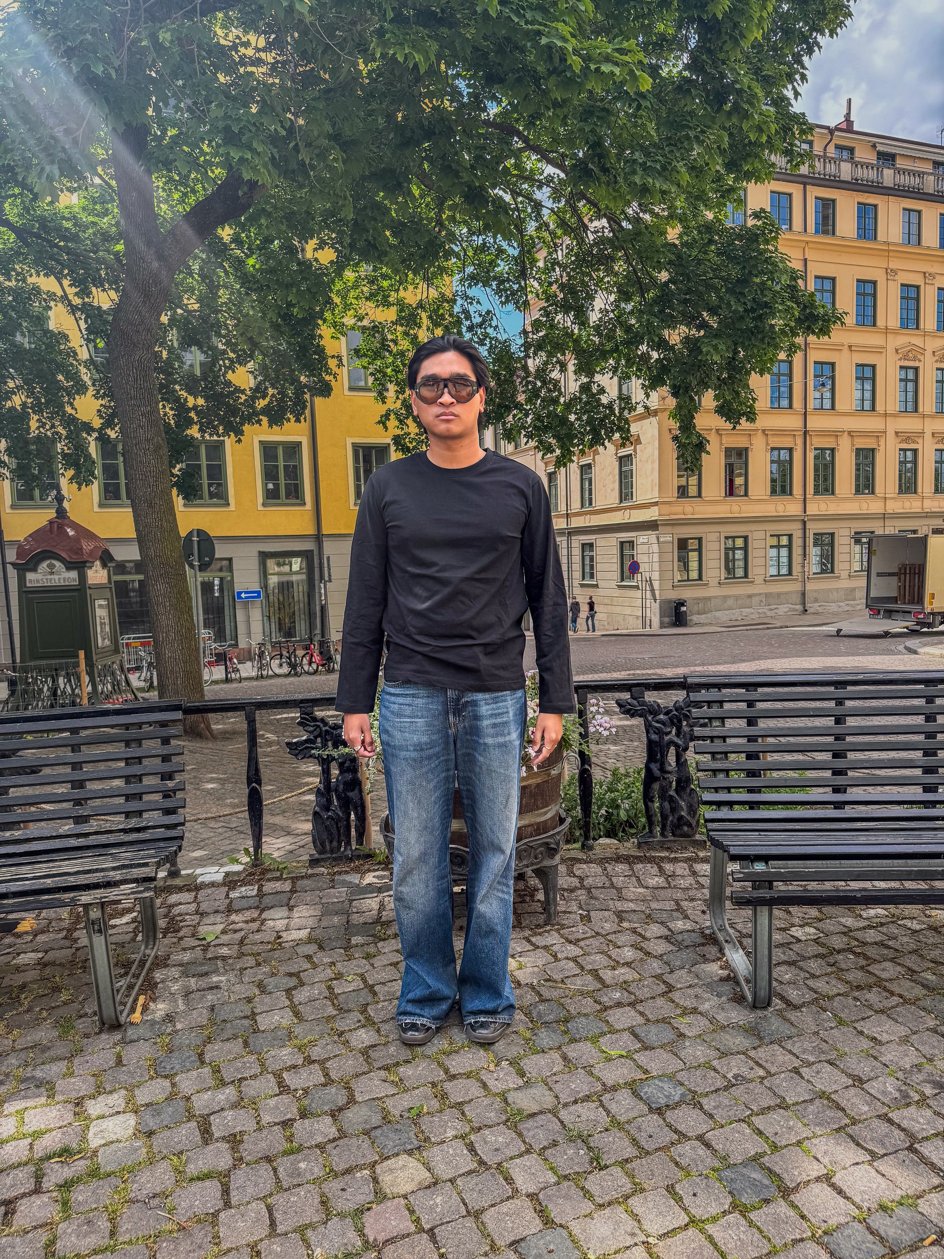 Kem är 180 cm lång och bär storlek L. | svart