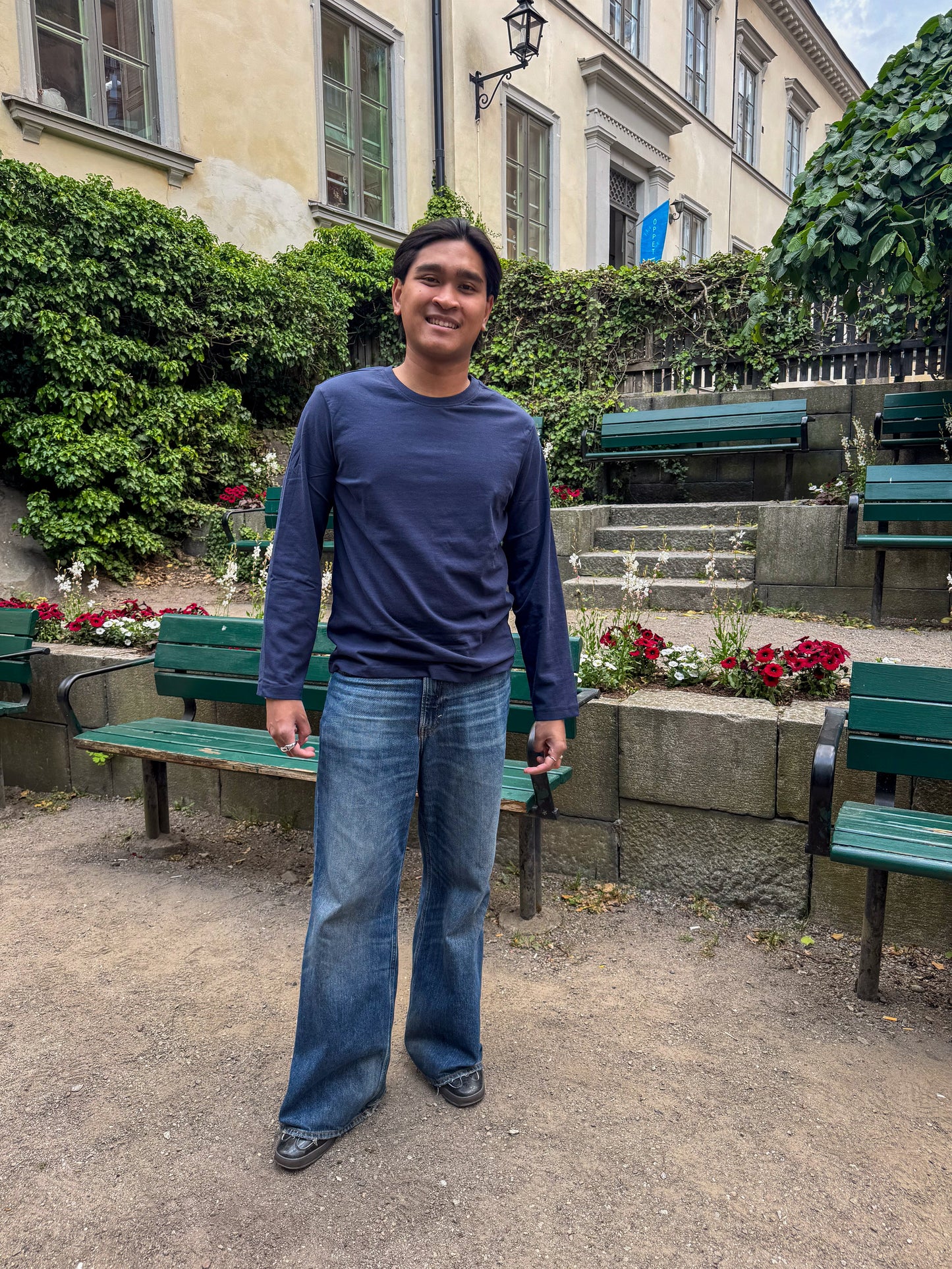 Kem är 180 cm lång och bär storlek L. | mörkblå