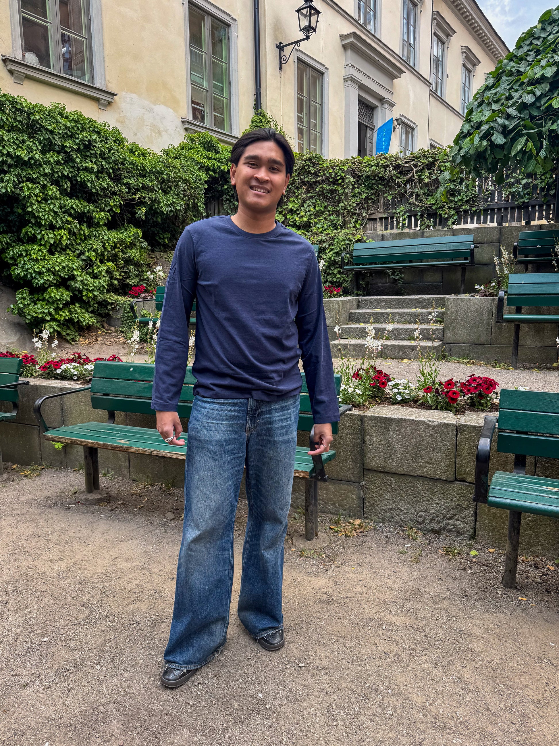 Kem är 180 cm lång och bär storlek L. | mörkblå