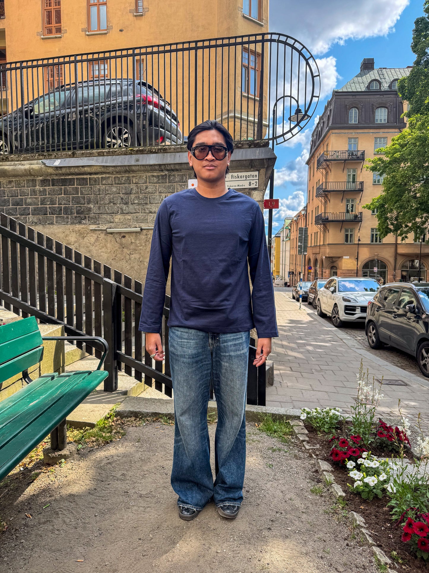 Kem är 180 cm lång och bär storlek L. | mörkblå