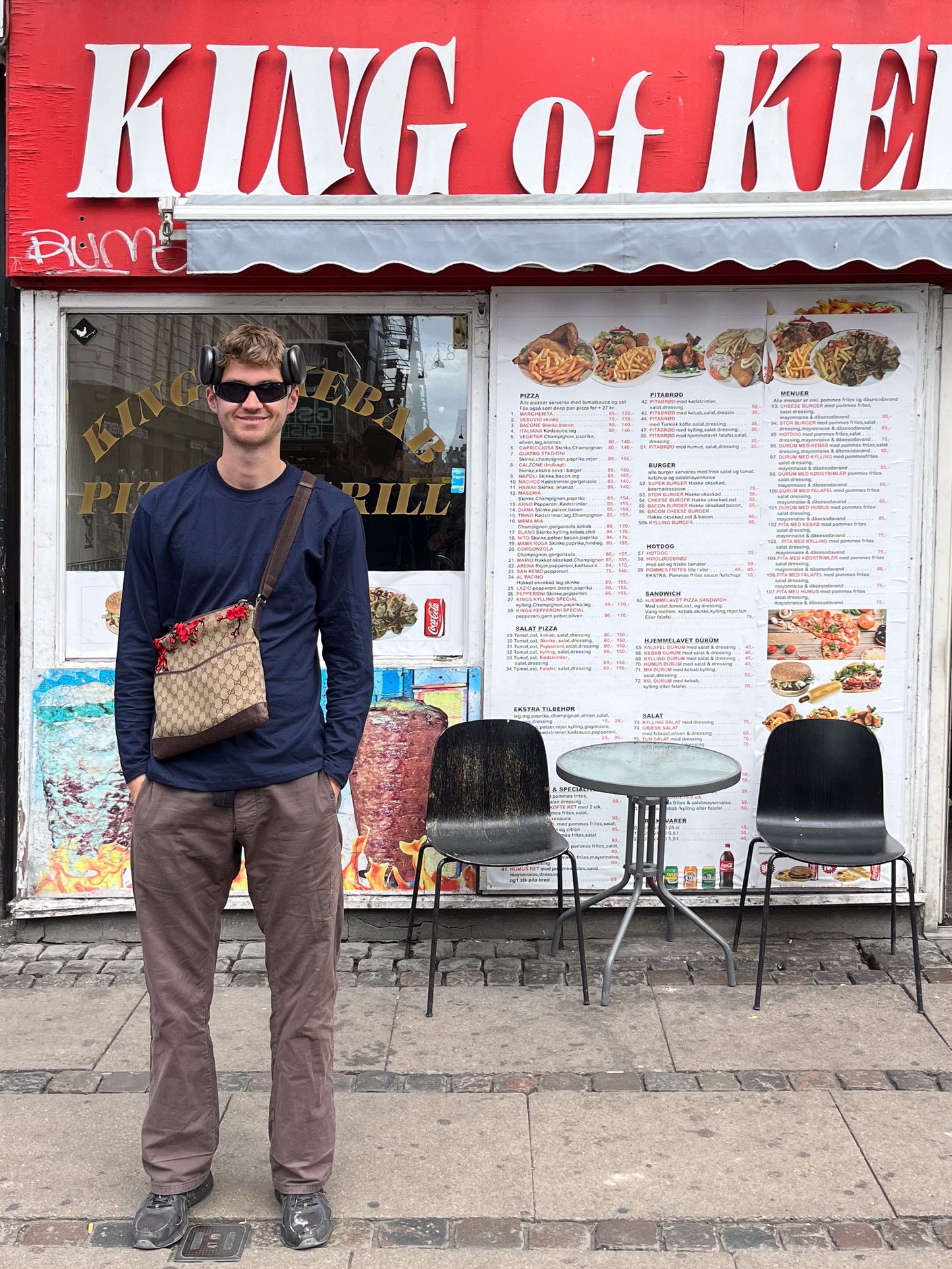 Viggo är 195 cm lång och bär storlek XL. | mörkblå