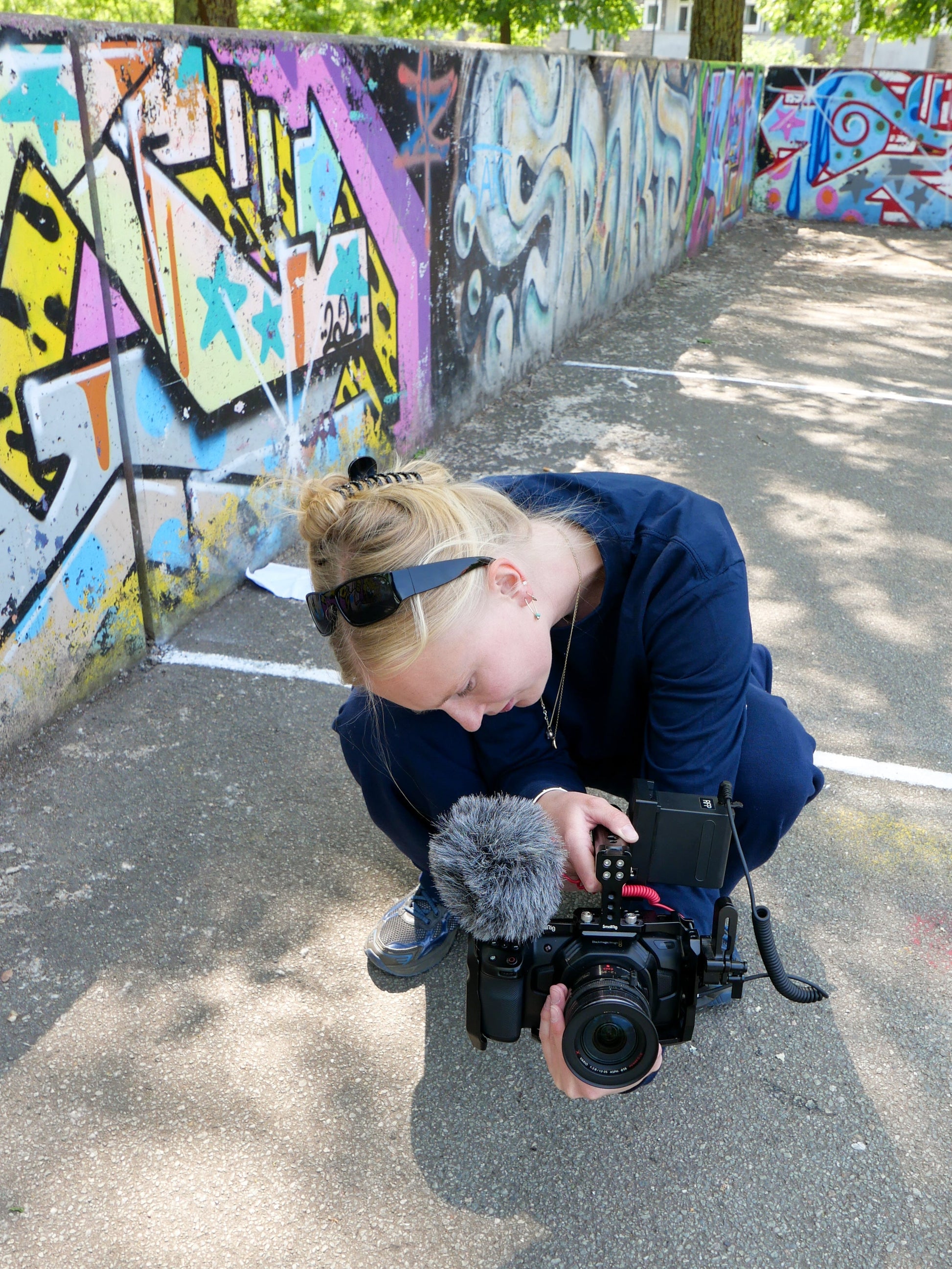 Alberte är 169 cm lång och bär storlek M. | mörkblå