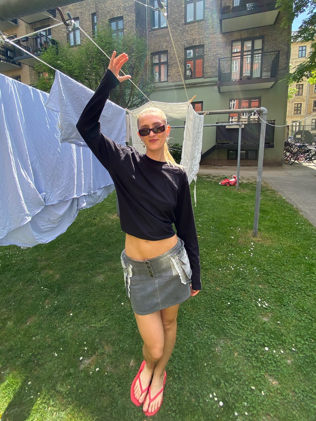 Celina är 179 cm lång och bär storlek L. | svart