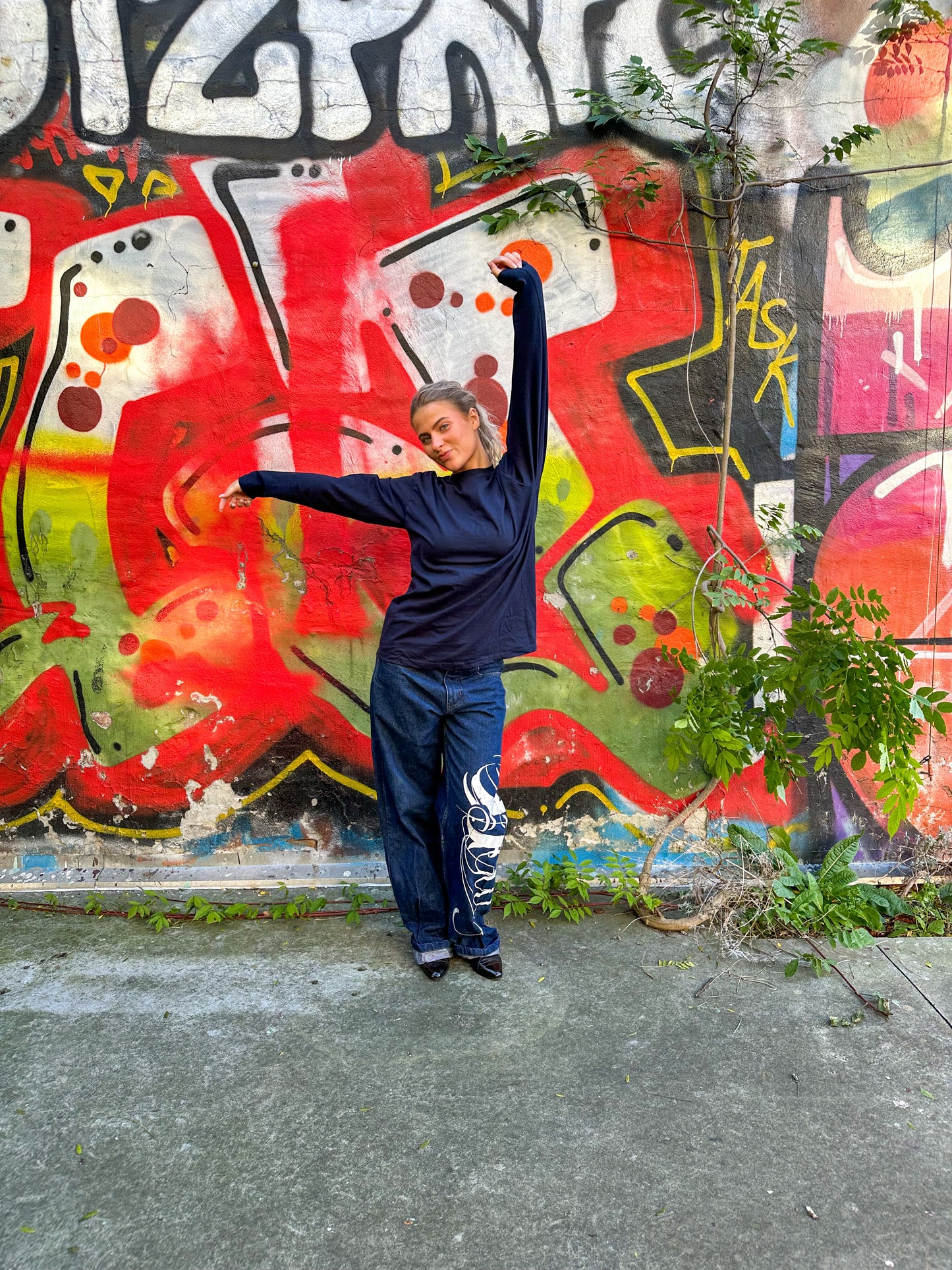 Erica är 163 cm lång och bär storlek M. | mörkblå