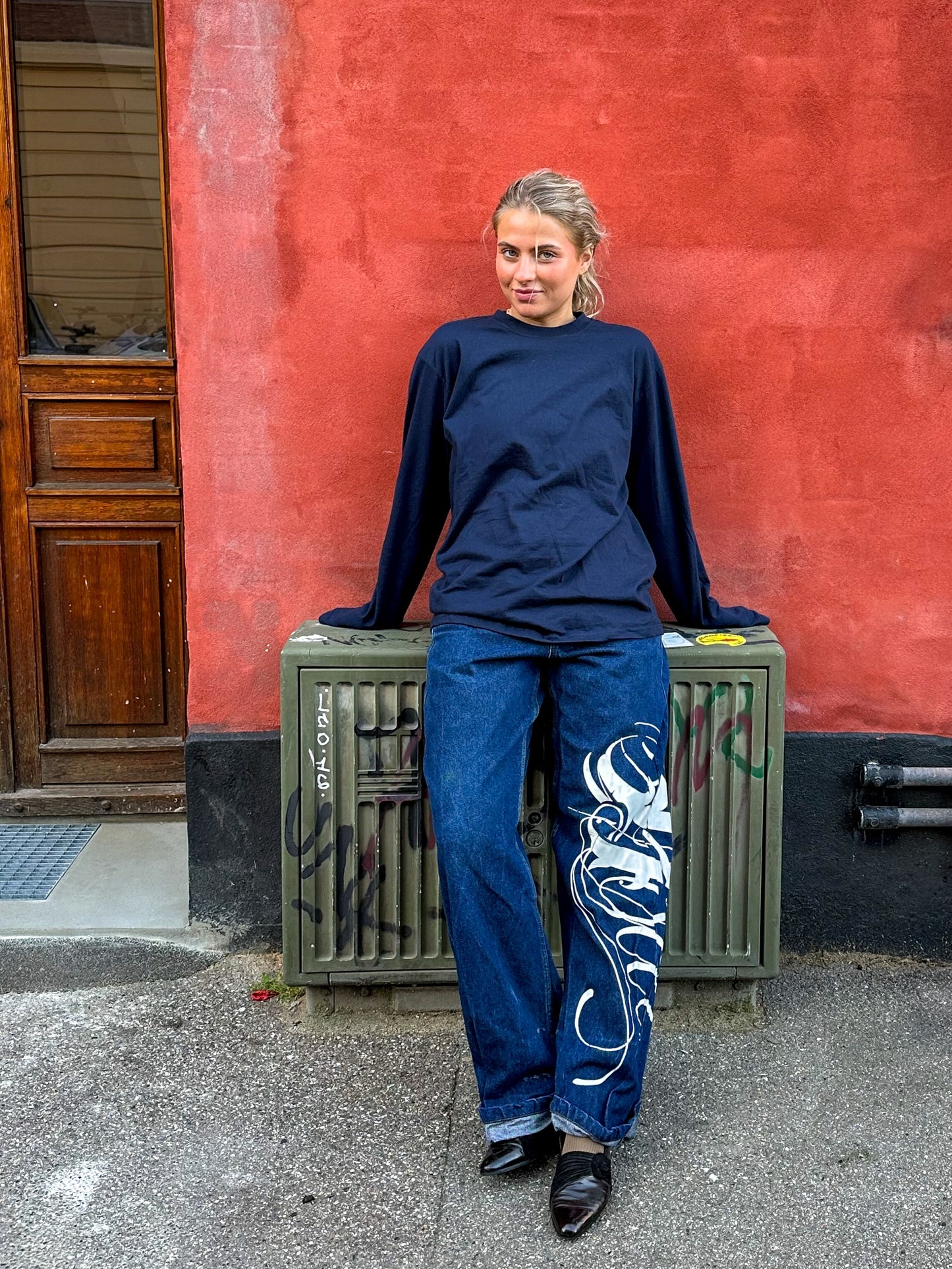 Erica är 163 cm lång och bär storlek M. | mörkblå