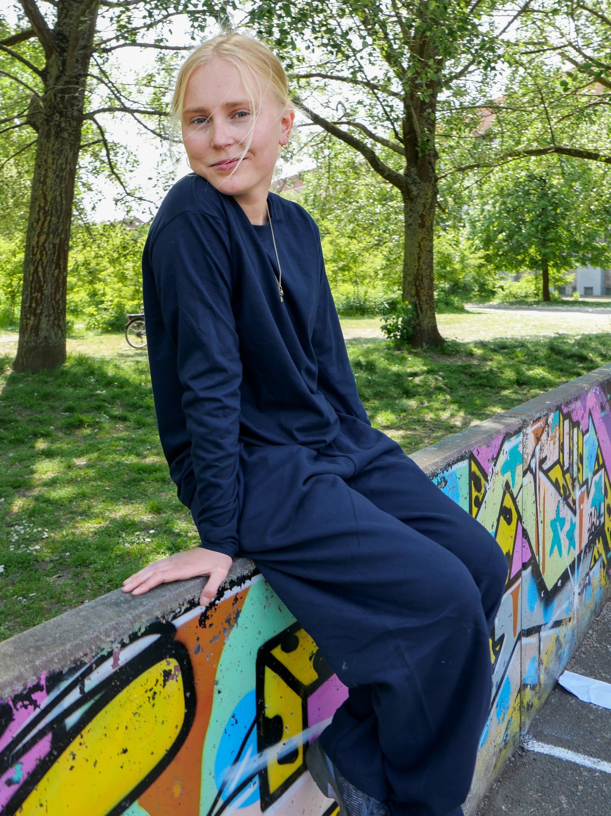 Alberte är 169 cm lång och bär storlek M. | mörkblå