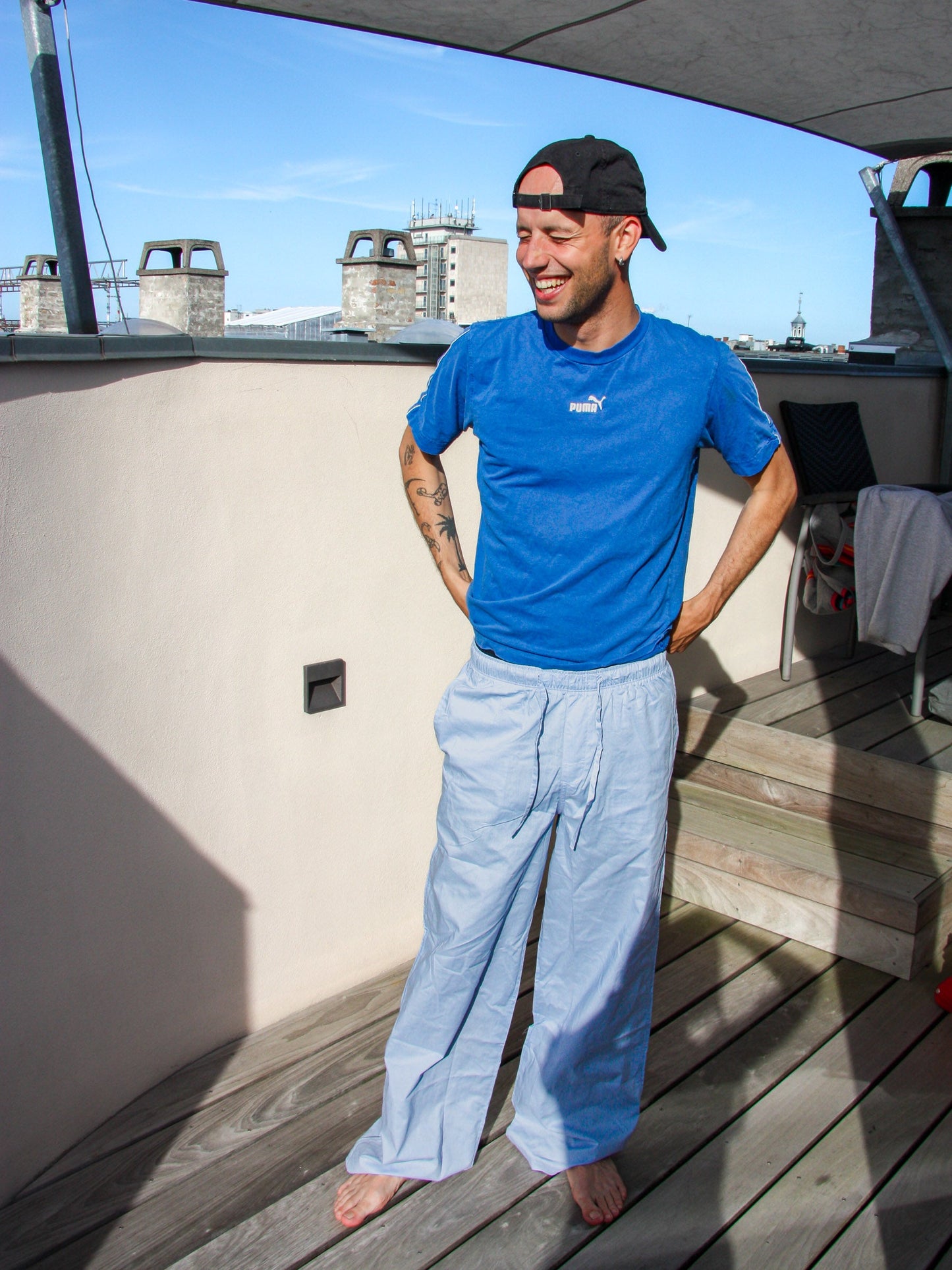 Tor är 184 cm lång och bär storlek L. | ljusblå