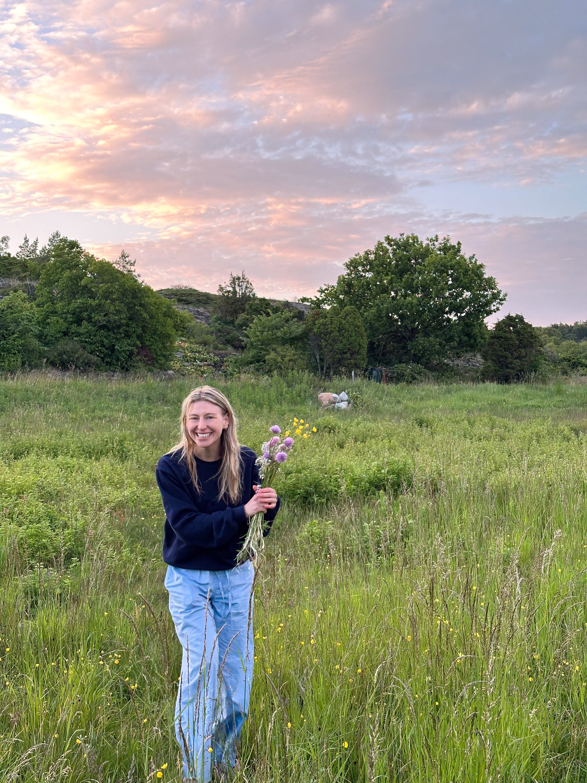Anna-My är 161 cm lång och bär storlek XS. | ljusblå