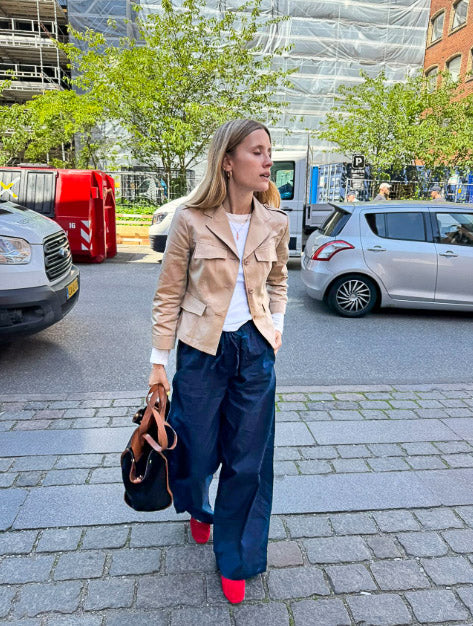 Tippie är 170 cm lång och bär storlek M. | mörkblå