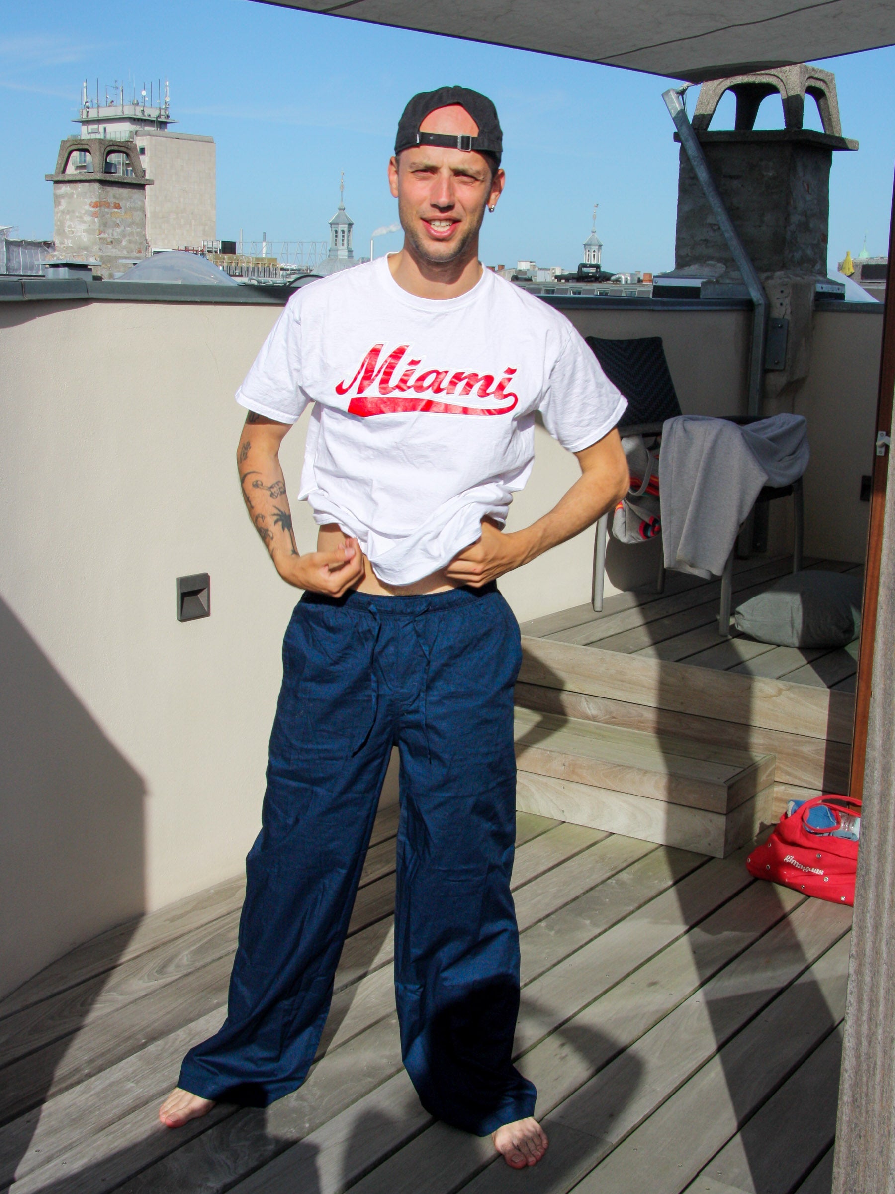 Tor är 184 cm lång och bär storlek L. | mörkblå