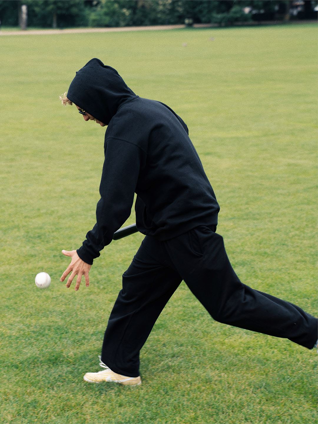 Thomas är 177 cm lång och bär storlek L. 