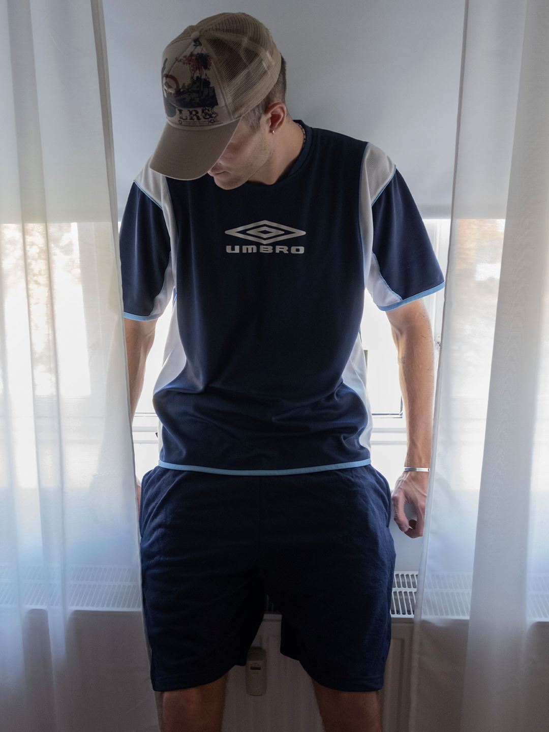 William är 193 cm lång och bär storlek XL. | mörkblå