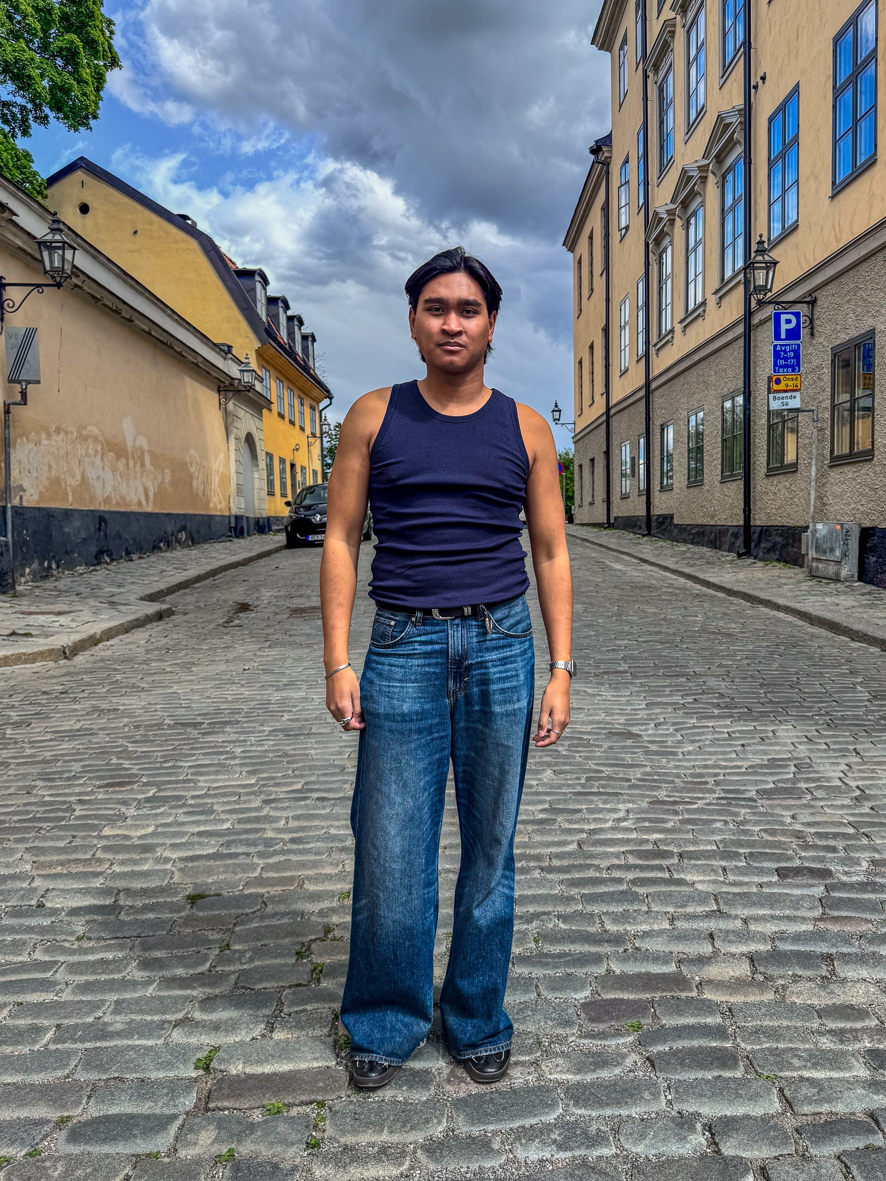 Kem är 180 cm lång och bär storlek L. | mörkblå