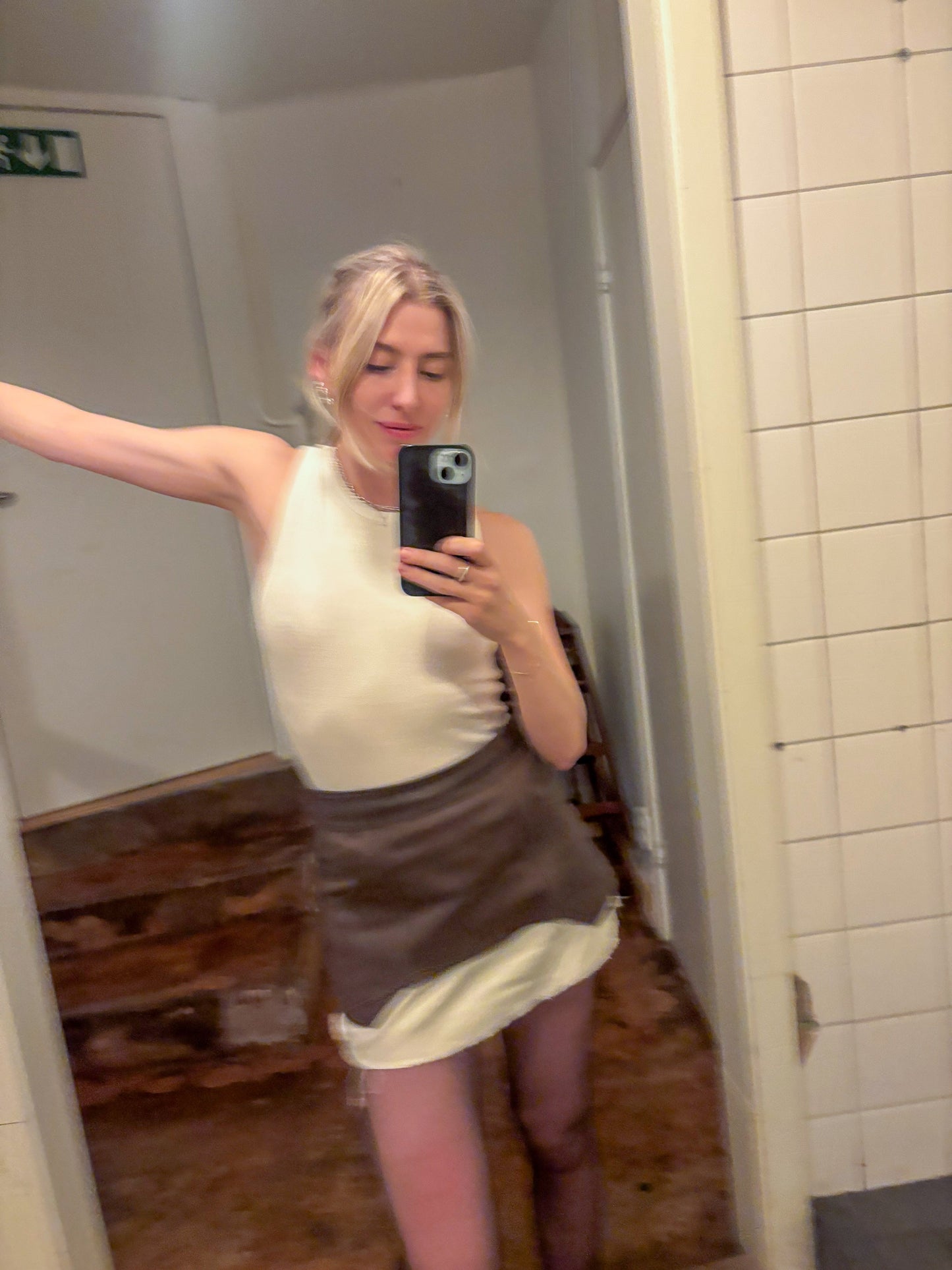 Anna-My är 161 cm lång och bär storlek XXS. | vit