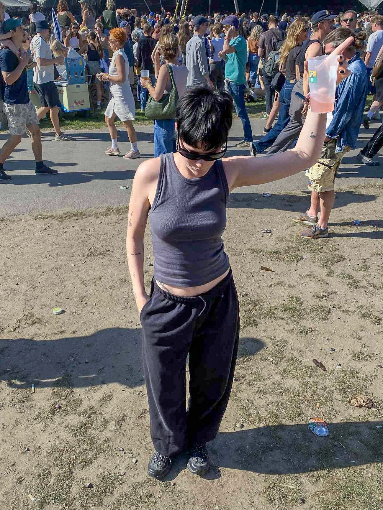 Helene är 167 cm lång och bär storlek S. | mörkgrå