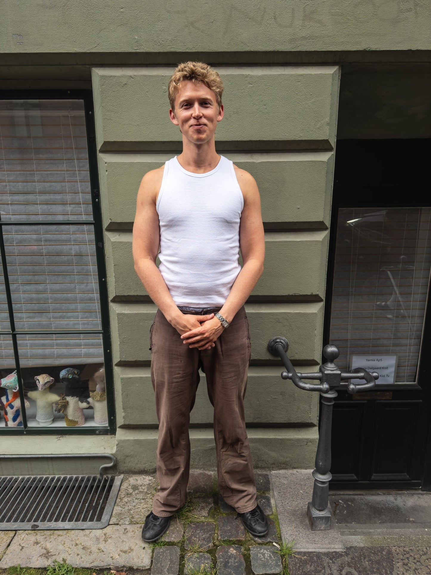 Peter är 188 cm lång och bär storlek XL. | vit