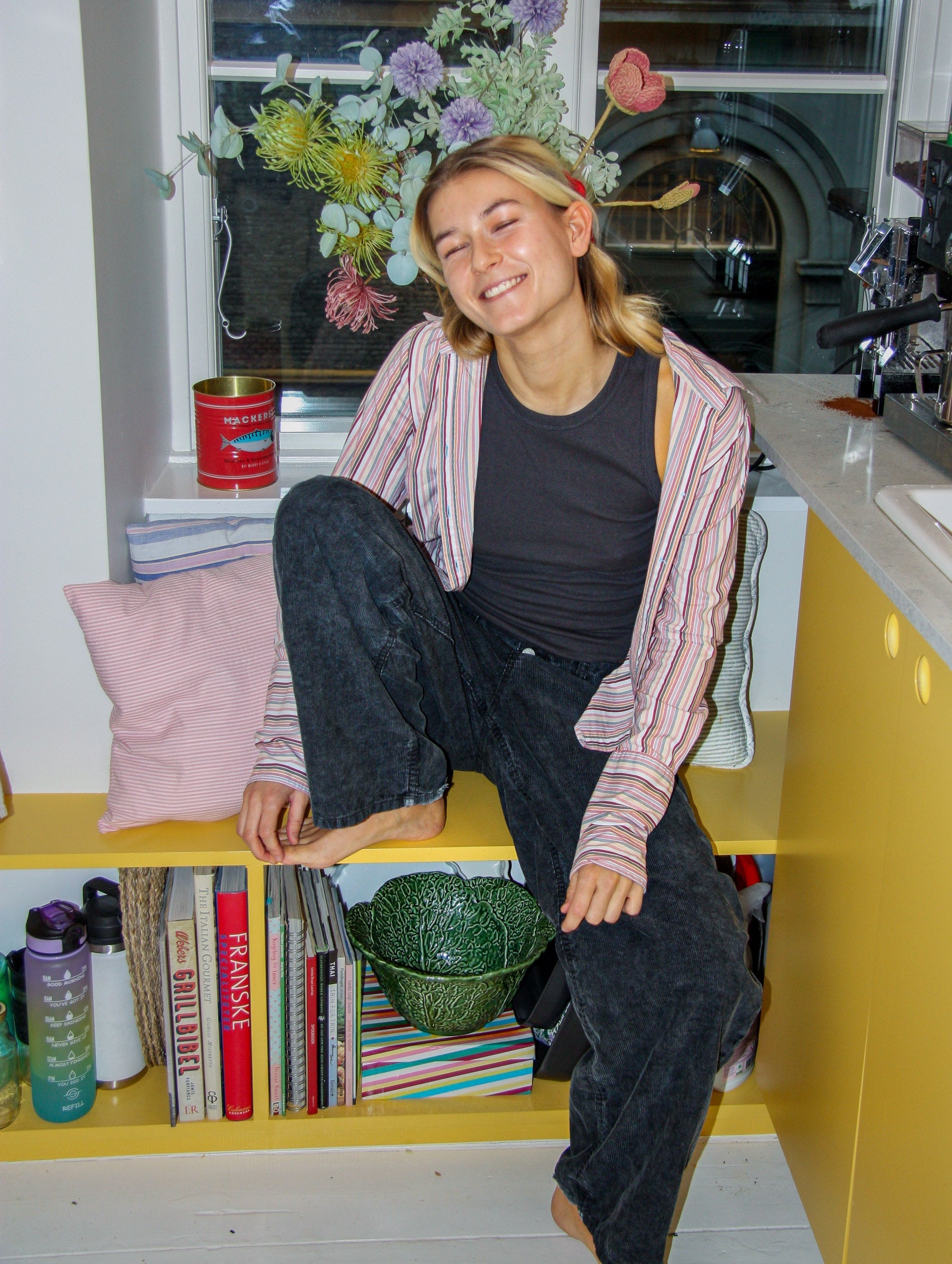 Kamille är 168 cm lång och bär storlek S. | mörkgrå