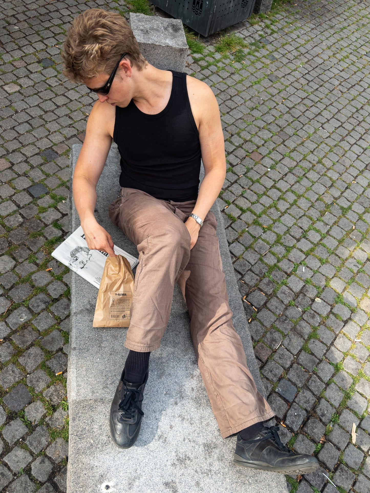 Peter är 188 cm lång och bär storlek XL. | svart