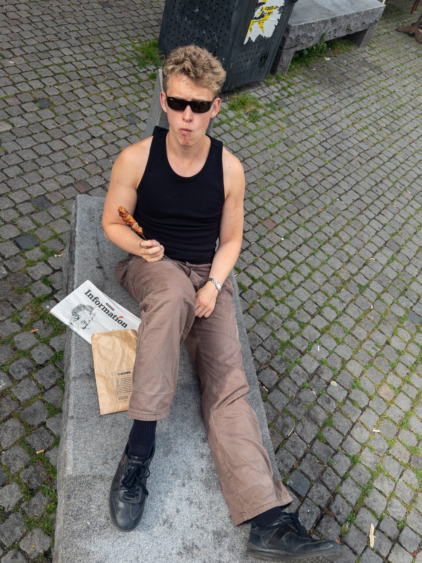 Peter är 188 cm lång och bär storlek XL. | svart