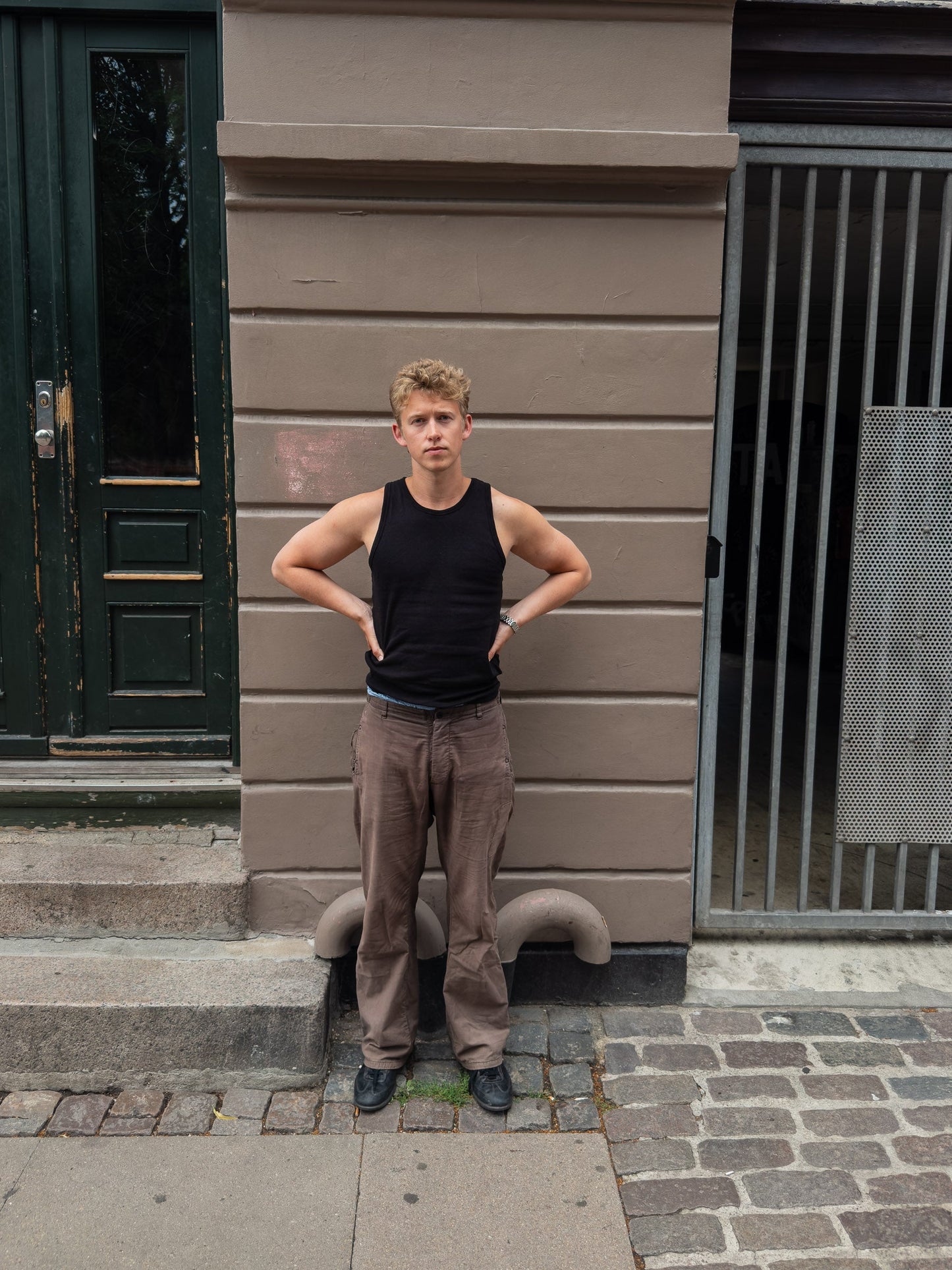 Peter är 188 cm lång och bär storlek XL. | svart