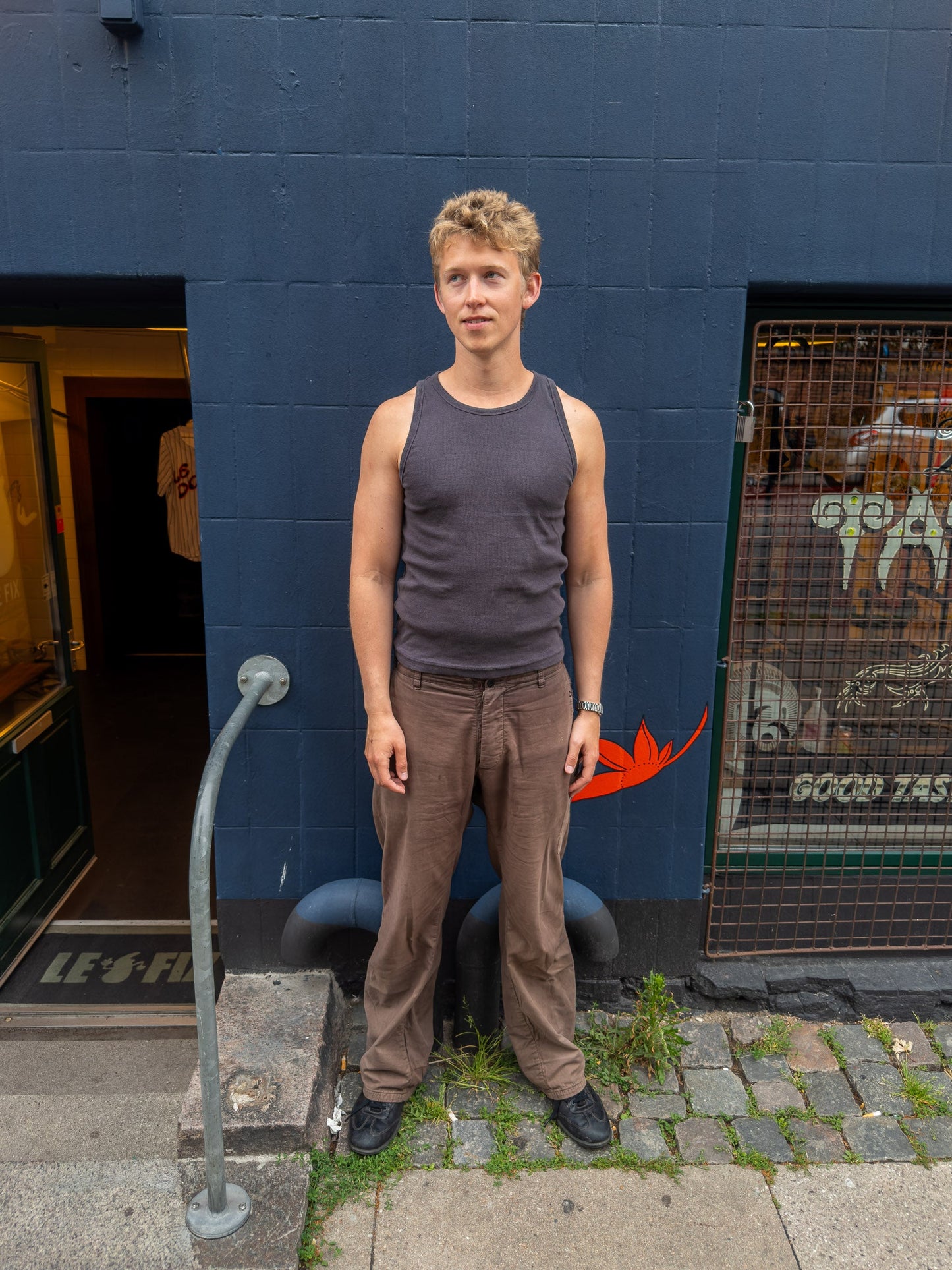 Peter är 188 cm lång och bär storlek XL. | mörkgrå