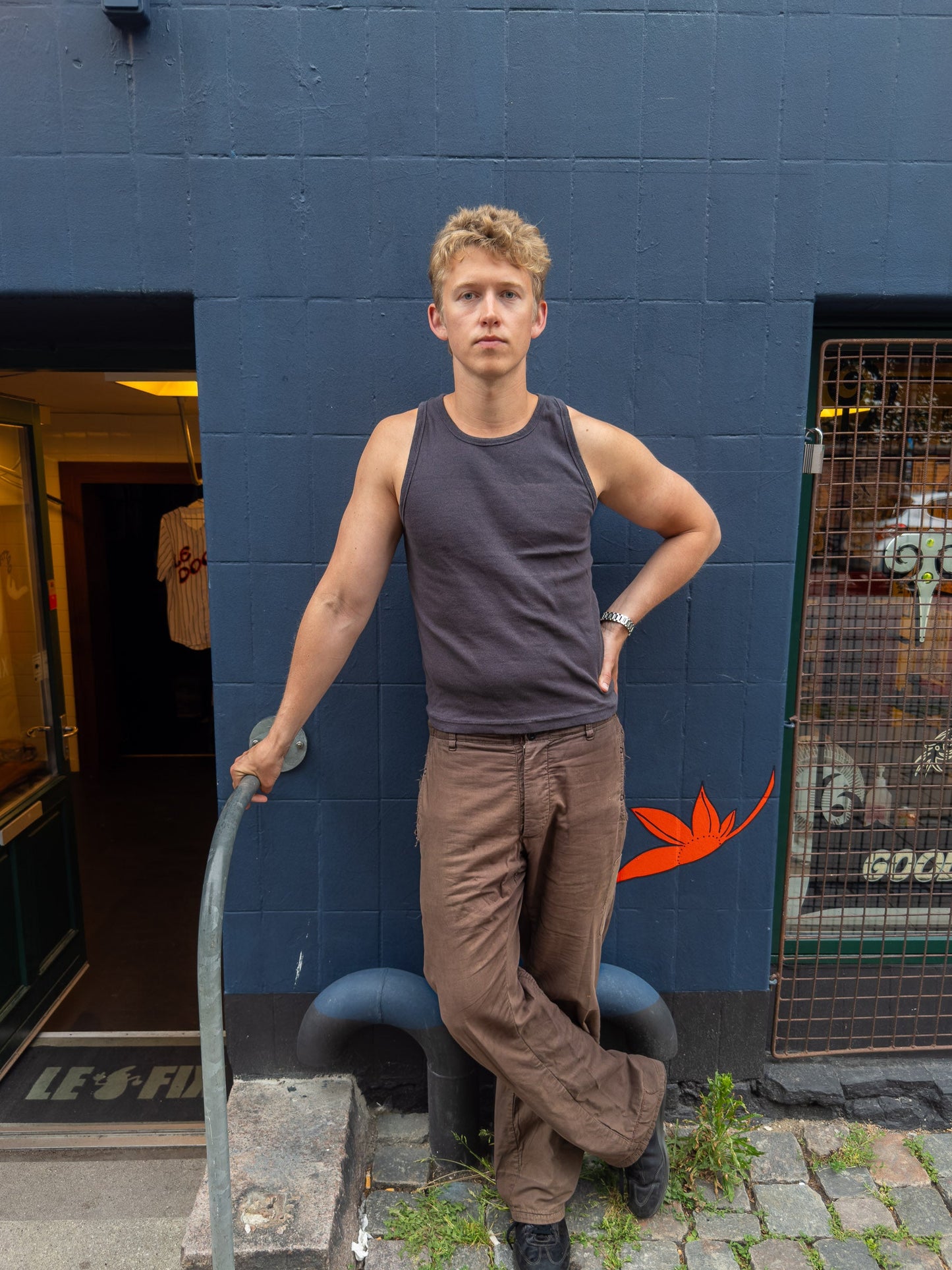 Peter är 188 cm lång och bär storlek XL. | mörkgrå