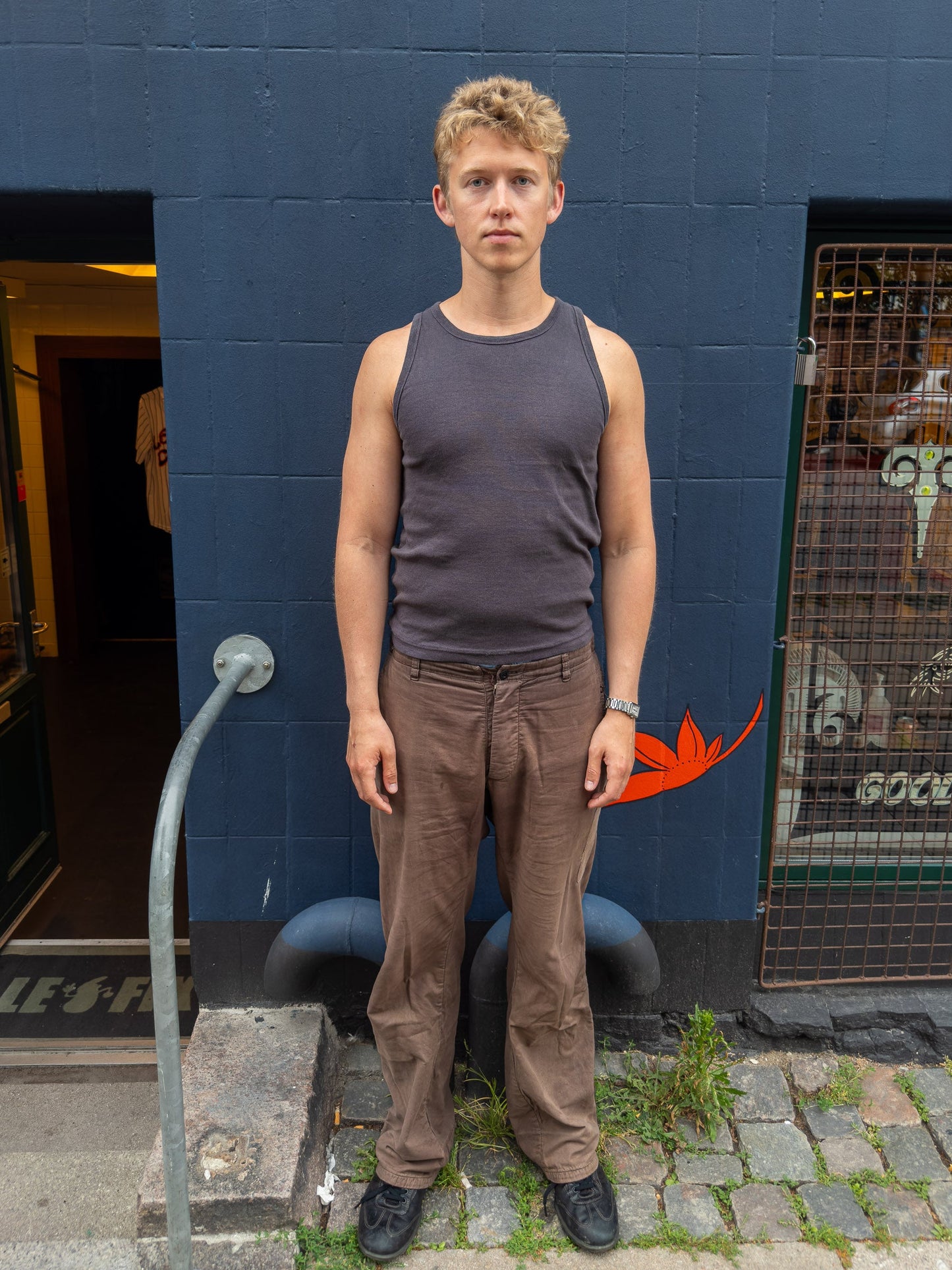 Peter är 188 cm lång och bär storlek XL. | mörkgrå