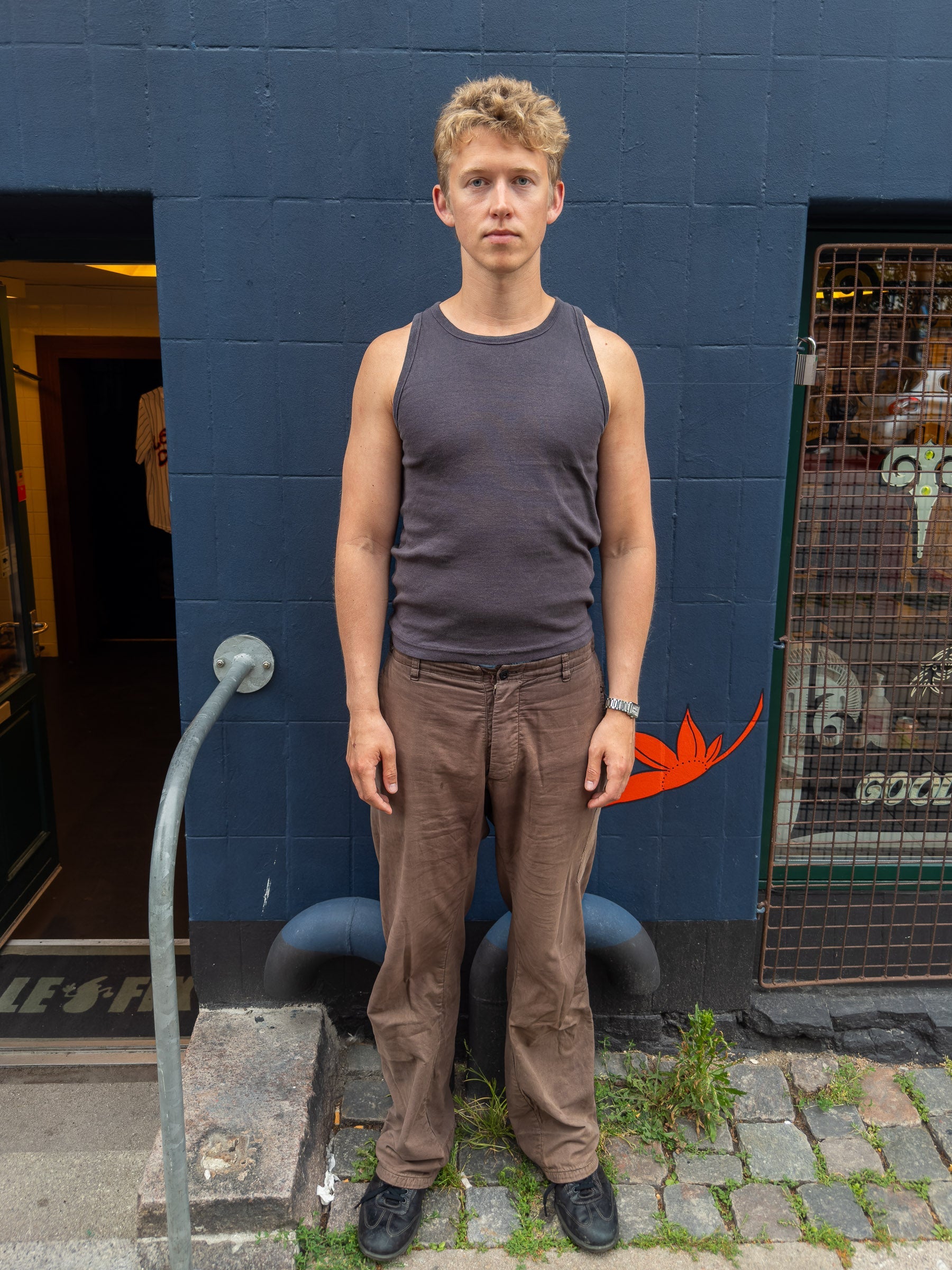 Peter är 188 cm lång och bär storlek XL. | mörkgrå