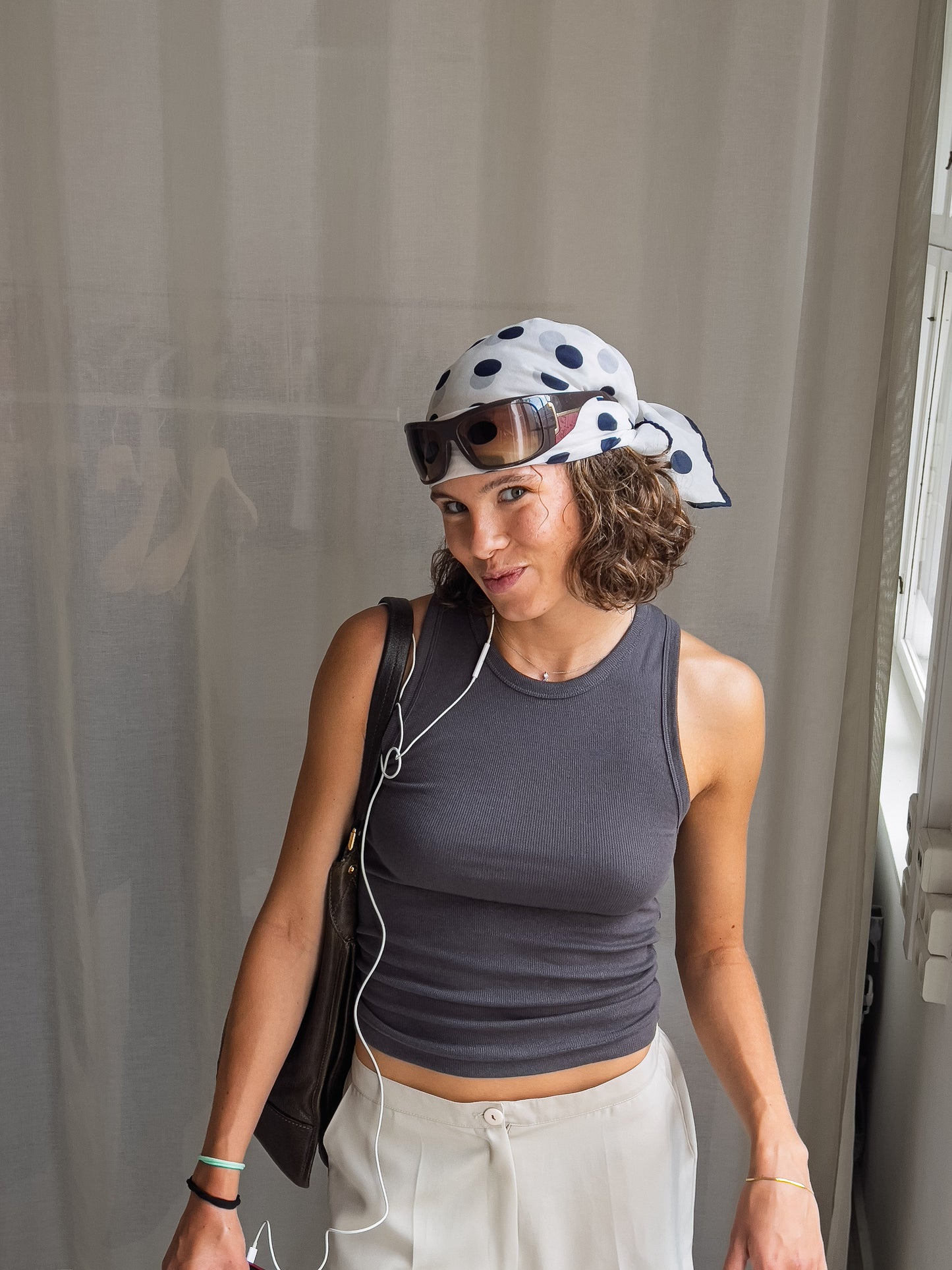 Emma är 173 cm lång och bär storlek XS. | mörkgrå