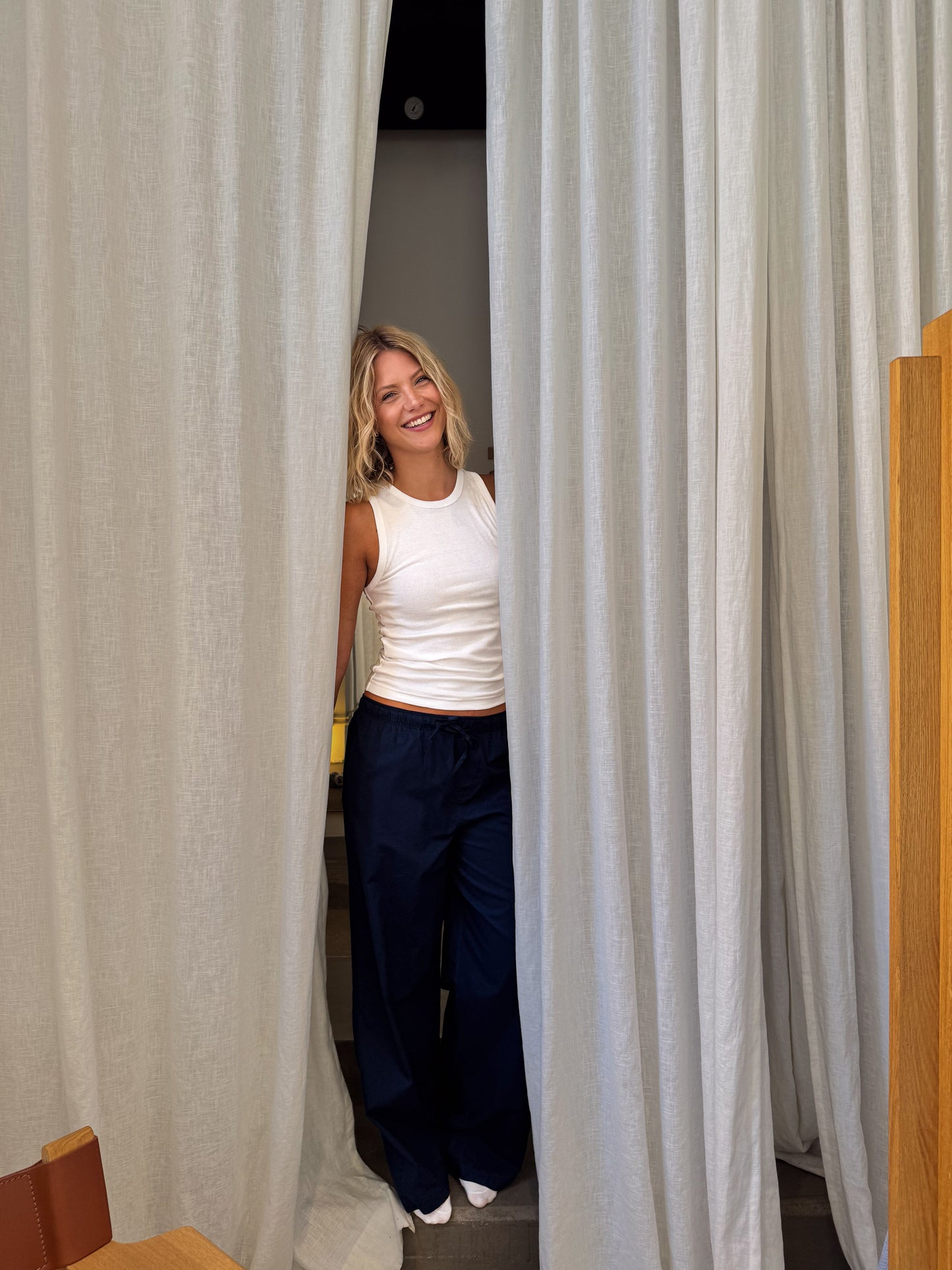 Matilda bär storlek XS. Vi vender lige tilbage med hendes långde! Kärlek, Boom | vit