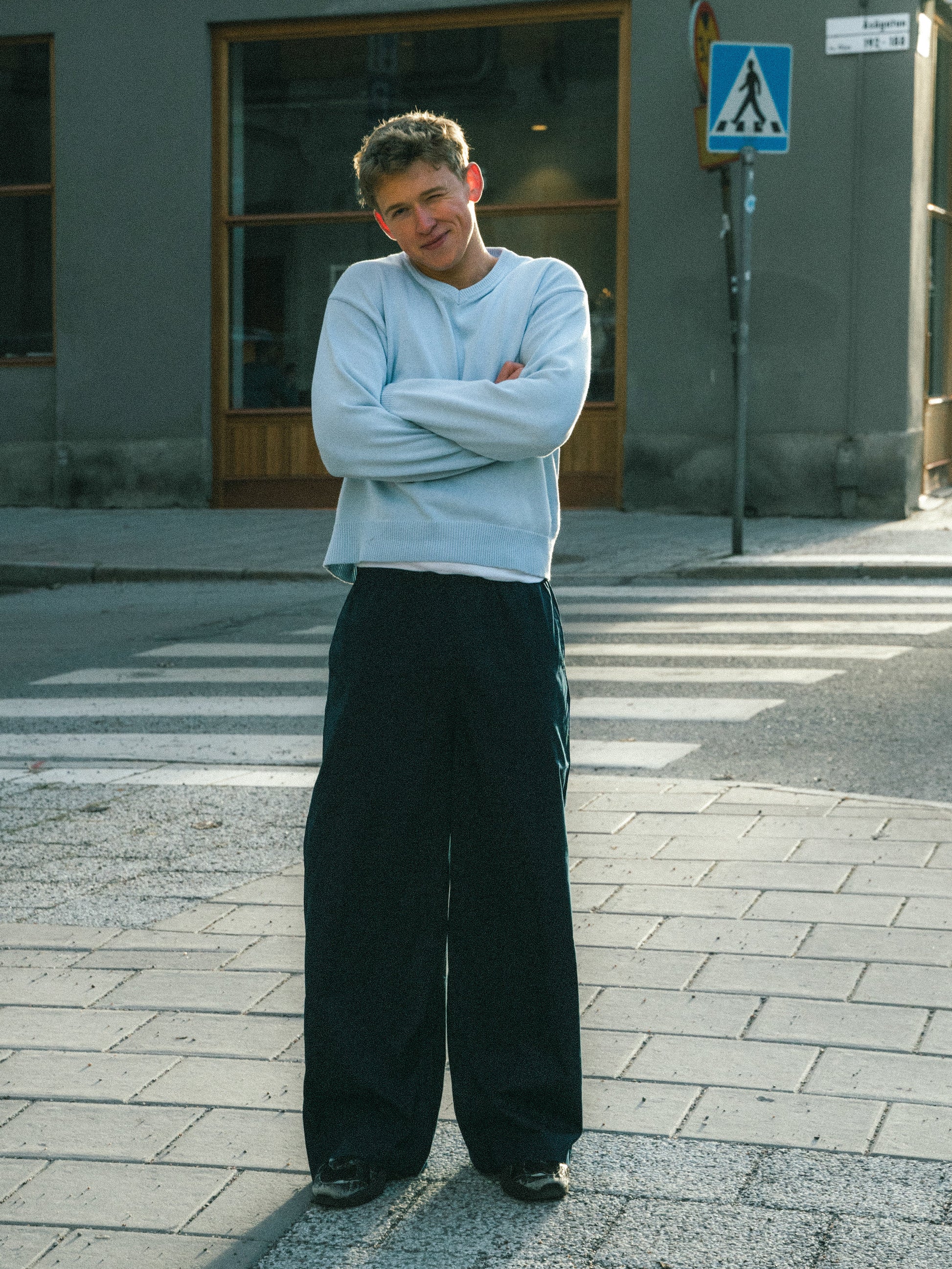 Peter är 188 cm lång och bär storlek L. | mörkblå