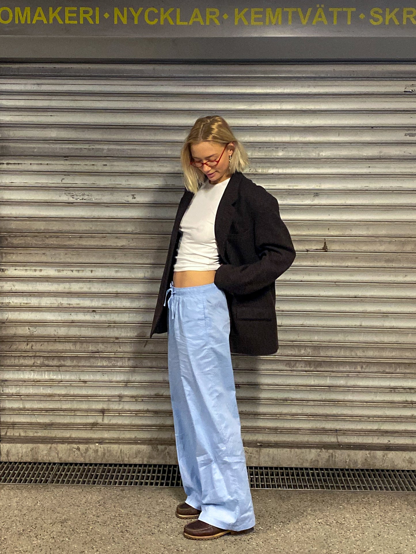 Sofia är 183 cm lång och bär storlek M. | ljusblå